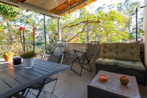 Outdoor dining - Holiday Home 'F2 À 100m De La Plage' with Mountain View, Wi-Fi and Air Conditioning (Borgo)