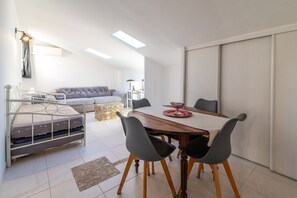 Dining - Holiday Home 'F2 À 100m De La Plage' with Mountain View, Wi-Fi and Air Conditioning (Borgo)