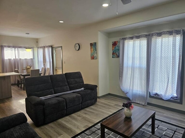 $0 Cleaning Fee | Huge 4br Westside Oasis | Close To Uofl & Ymca | Room For 9 - レスブリッジ