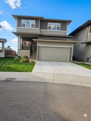 Exterior - $0 Cleaning Fee | Huge 4BR Westside Oasis | Close to UofL & YMCA | Room for 9 (Lethbridge)
