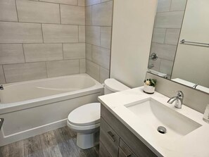 Hair dryer, towels, soap, shampoo - $0 Cleaning Fee | Huge 4BR Westside Oasis | Close to UofL & YMCA | Room for 9 (Lethbridge)