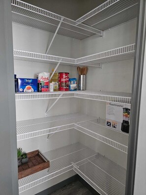 Interior - $0 Cleaning Fee | Huge 4BR Westside Oasis | Close to UofL & YMCA | Room for 9 (Lethbridge)