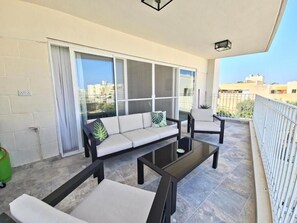 Terrace/patio - Gozo Getaway - Large Pool Apartment, 10 mins to Xagħra Square (Ix-Xagħra)