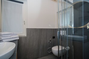 Dusche, Handtücher, Seife, Toilettenpapier