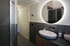 Dusche, Handtücher, Seife, Toilettenpapier