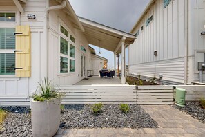 Outdoor dining - Wavemaker at Sunflower Beach Resort (Port Aransas)