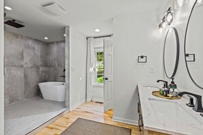 Hair dryer, towels, soap, toilet paper - Beautiful 3-bedroom lake house in charming Blue Ridge, GA. Gated Community. (Blue Ridge)