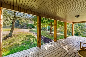Terrace/patio - Beautiful 3-bedroom lake house in charming Blue Ridge, GA. Gated Community. (Blue Ridge)