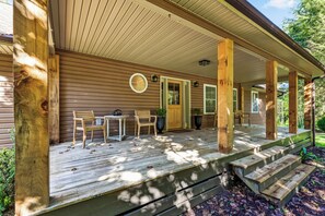 Outdoor dining - Beautiful 3-bedroom lake house in charming Blue Ridge, GA. Gated Community. (Blue Ridge)