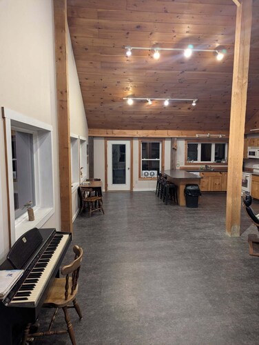 Spacious 3 bedroom home in a quiet, woodsy, setting in gorgeous Boothbay, Maine