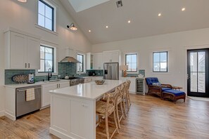 Fridge, microwave, oven, stovetop - Meribella at Sunflower Beach Resort (Port Aransas)