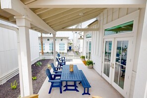 Outdoor dining - Into The Mystic at Sunflower Beach Resort (Port Aransas)