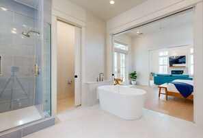 Shower, towels, shampoo - Into The Mystic at Sunflower Beach Resort (Port Aransas)