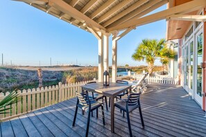 Outdoor dining - Riddles In The Sand at Sunflower Beach Resort (Port Aransas)