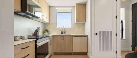 Réfrigérateur, four à micro-ondes, un four, surface de cuisson