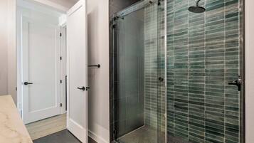 Shower, hair dryer, towels, shampoo