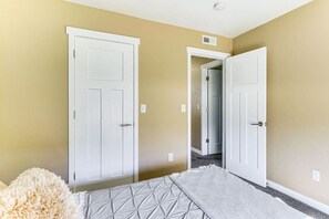4 bedrooms, desk, iron/ironing board, WiFi - South Salt Lake Home w Hot Tub, 7 Mi Downtown (South Salt Lake)