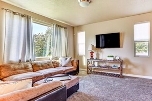 TV, ping pong, books - South Salt Lake Home w Hot Tub, 7 Mi Downtown (South Salt Lake)
