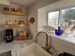 Private kitchen - Wild Cove Retreat & Nook (Twillingate)