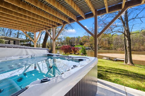 NEW! Lakefront Home w/ Hot Tub, Large Deck + Kayak
