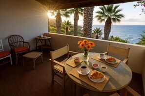 Outdoor dining - Mini apartment Sea view (Sant'Irene-torre Vecchia)