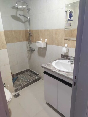 Shower, jetted bath, towels, soap - Luxury 3BR Apartment with AC Prime Dahab Location (Dahab)