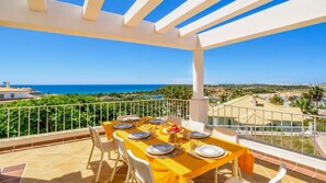 Outdoor dining - ★Luxury Villa w/Stunning Sea Views Marina Albufeira (Albufeira)
