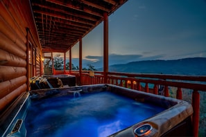 Outdoor spa tub - Huge Mountaintop Cabin - 12 Bedroom Heated Indoor Pool, Amazing Views (Pigeon Forge)
