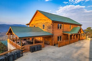 Exterior - Huge Mountaintop Cabin - 12 Bedroom Heated Indoor Pool, Amazing Views (Pigeon Forge)