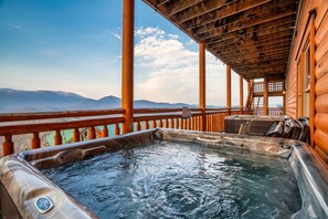 Outdoor spa tub - Wheelchair Accessible - 7000sqft + Incredible Views + Heated Indoor Pool-Hot tub (Pigeon Forge)