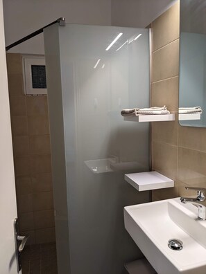 Shower, towels - Apartment 'Kagias  1' with Sea View, Wi-Fi and Air Conditioning (Petalidi)