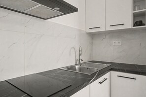 Private kitchen - Apartment 'Kagias  2' with Sea View, Wi-Fi and Air Conditioning (Petalidi)