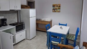 Kaffetrakter/tekoker, kjøleskap, ovn og kokeplater