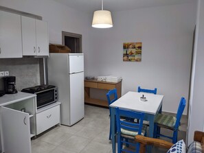 Réfrigérateur, four, plaque de cuisson, cafetière/bouilloire