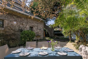 Outdoor dining - Family home - Heated swimming pool (La Trinité-sur-Mer)
