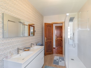 Een douche, handdoeken