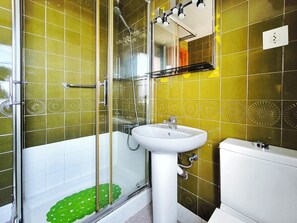 Shower, hair dryer, towels, toilet paper - Apartment Canet de Mar Beach, Barcelona Coast (Canet de Mar)