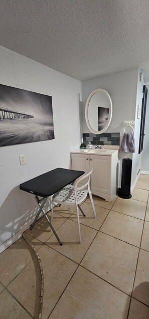 Dining - Cozy 1-bedroom apartment in soothing Ocala with AC (Ocala)