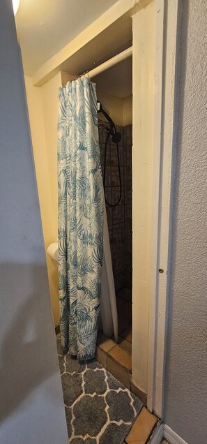 Secador de cabelo, toalhas de banho, sabonete, papel higiênico