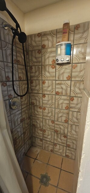 Haartrockner, Handtücher, Seife, Toilettenpapier