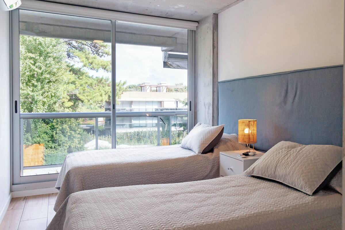 Appartement Familial, balcon, vue piscine