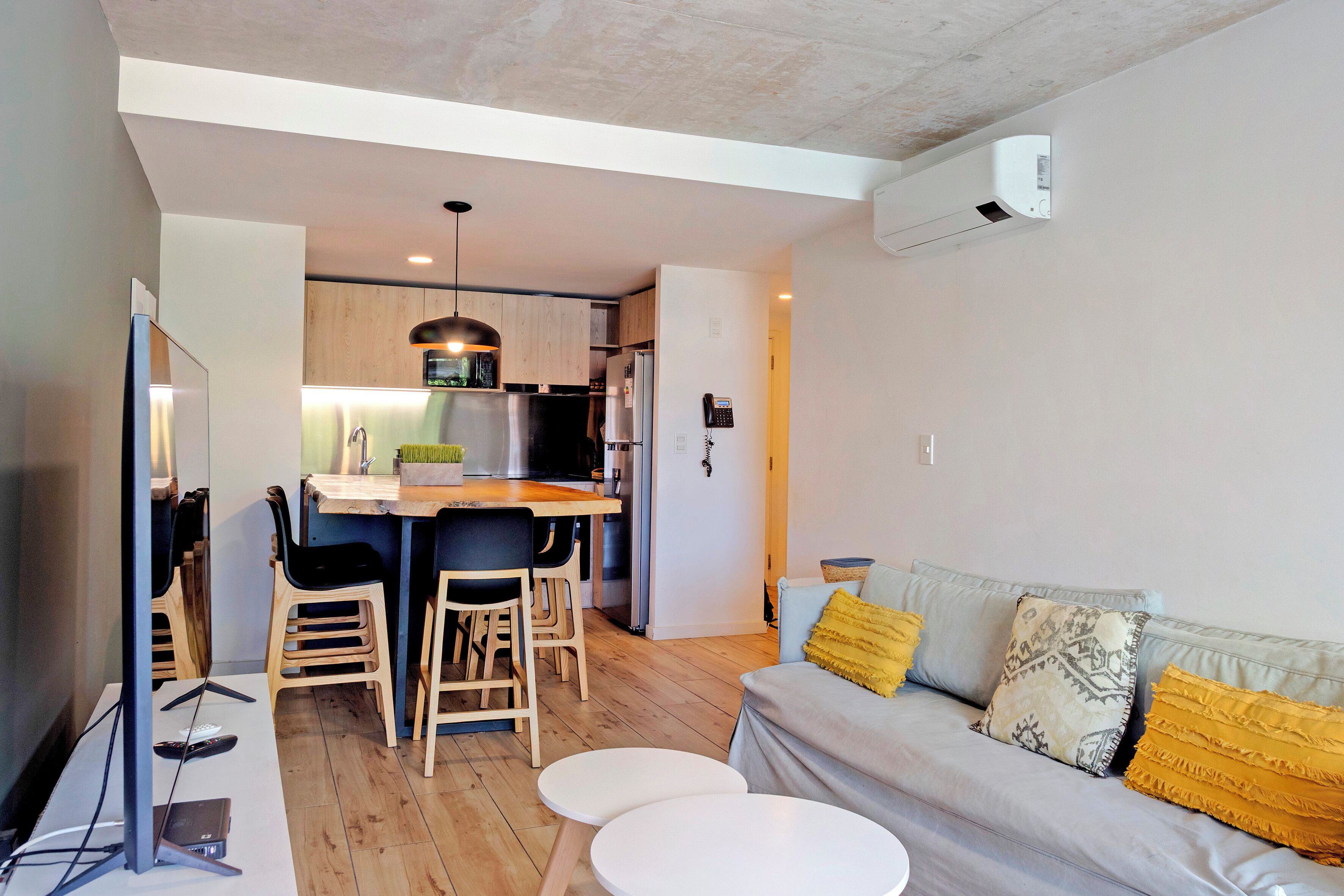 Perhehuoneisto, parveke, näköala uima-altaalle | Oleskelualue