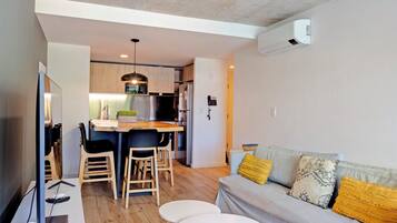 Perhehuoneisto, parveke, näköala uima-altaalle | Oleskelualue