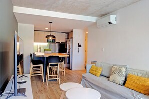 Perhehuoneisto, parveke, näköala uima-altaalle | Oleskelualue