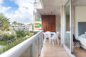 Apartment | Outdoor dining - Oceana Suites Mansa Inn (Punta del Este)