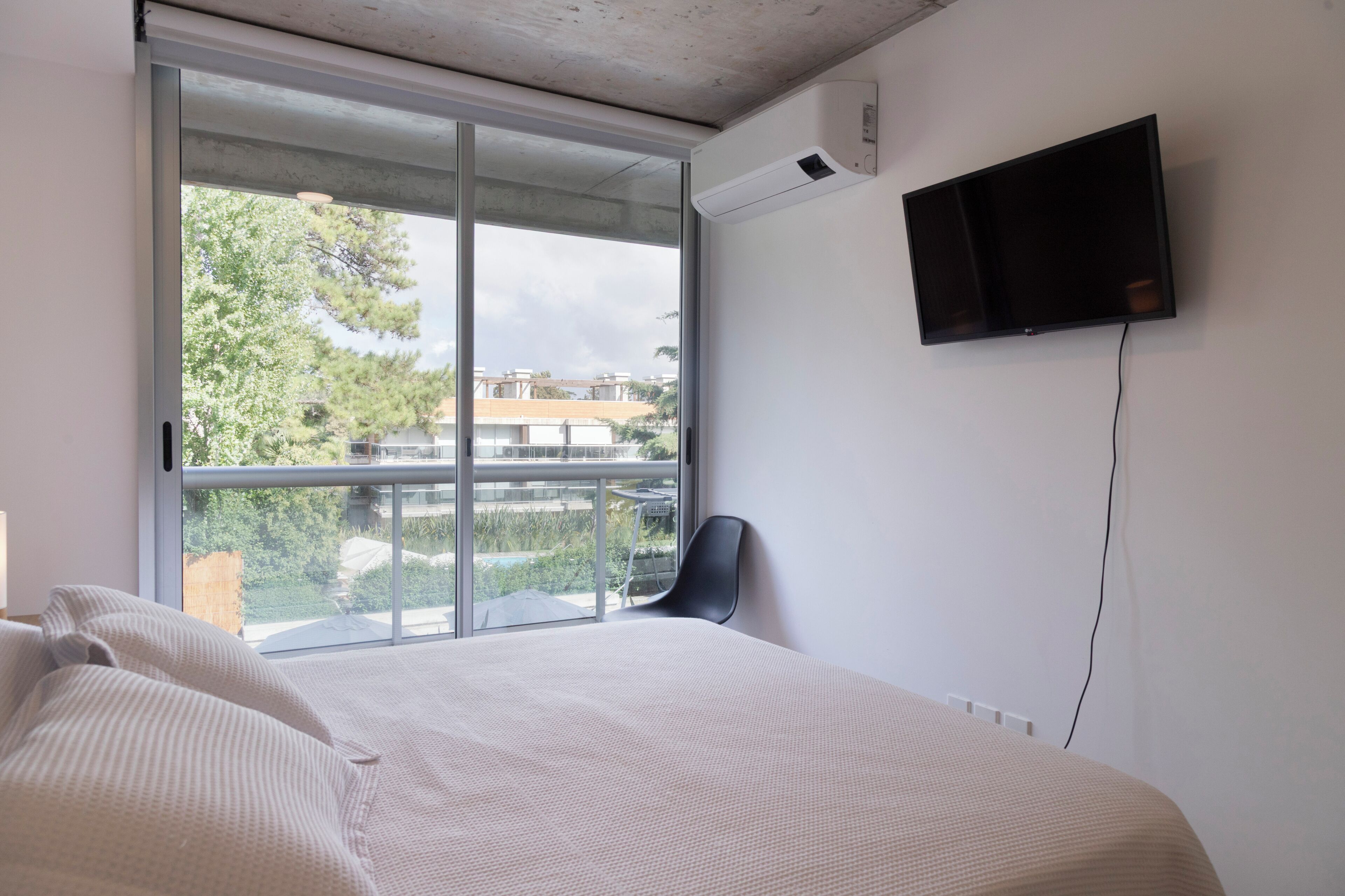 Familie appartement, balkon, uitzicht op zwembad