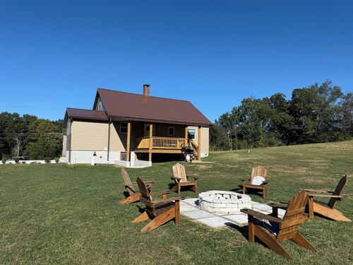 Peaceful 3-bedroom farmhouse in charming Friendsville with AC and outdoor space