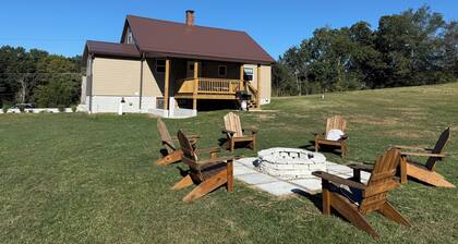 Peaceful 3-bedroom farmhouse in charming Friendsville with AC and outdoor space