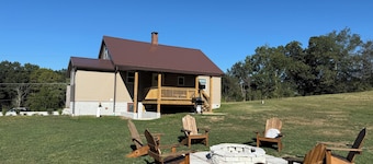 Peaceful 3-bedroom farmhouse in charming Friendsville with AC and outdoor space