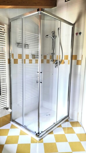Shower, hair dryer, bidet, towels - Petit Maffi Romantic apartment in the city centre (Verona)